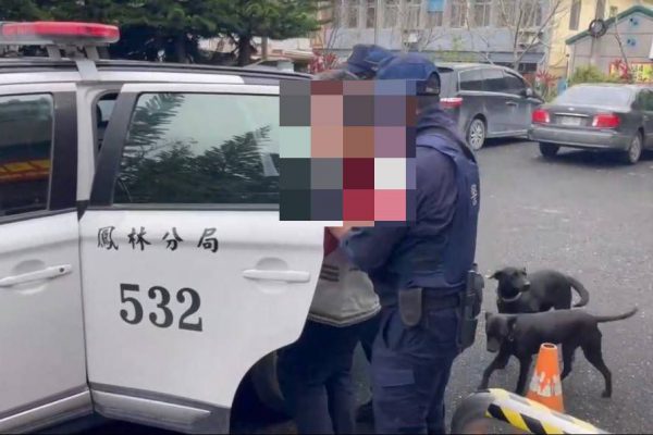 【酒醉男清晨持刀斧失控咆哮 鳳警迅速強勢壓制排除危害】缩略图