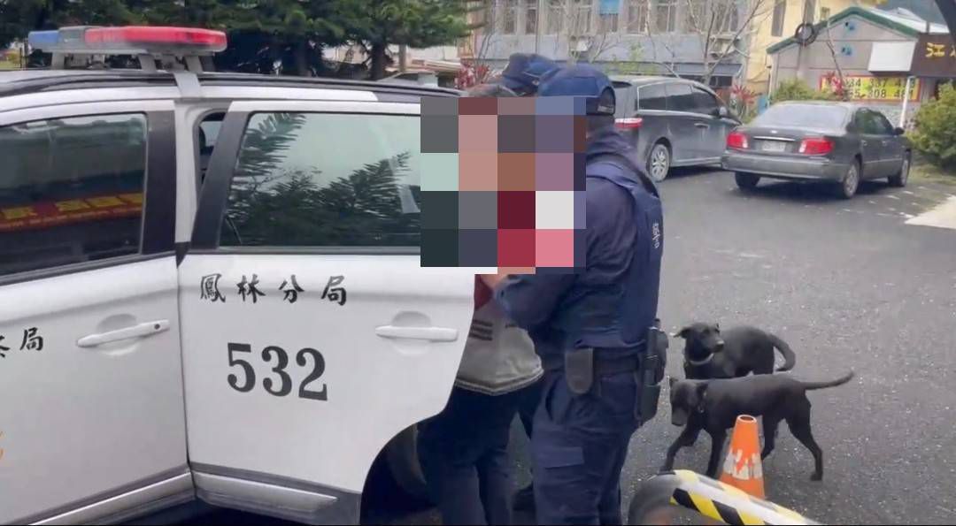 【酒醉男清晨持刀斧失控咆哮 鳳警迅速強勢壓制排除危害】缩略图