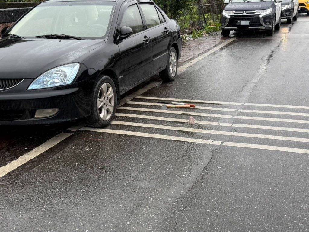 【酒醉男清晨持刀斧失控咆哮 鳳警迅速強勢壓制排除危害】插图