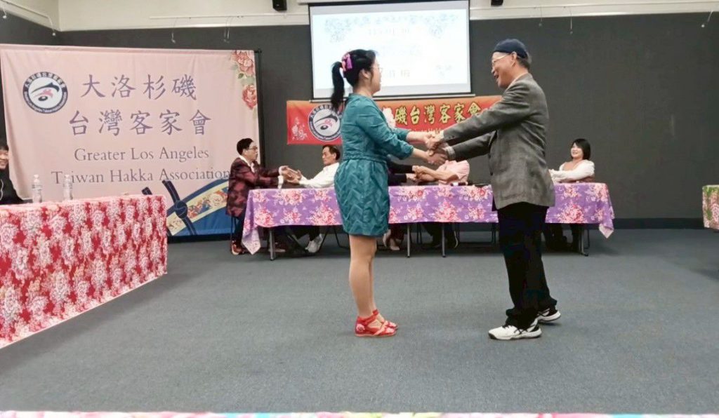 【叫伊第一名》語言無遠弗屆游淑梅跨越10,950公里 在洛杉磯僑教中心重現僑界客語記憶】插图1