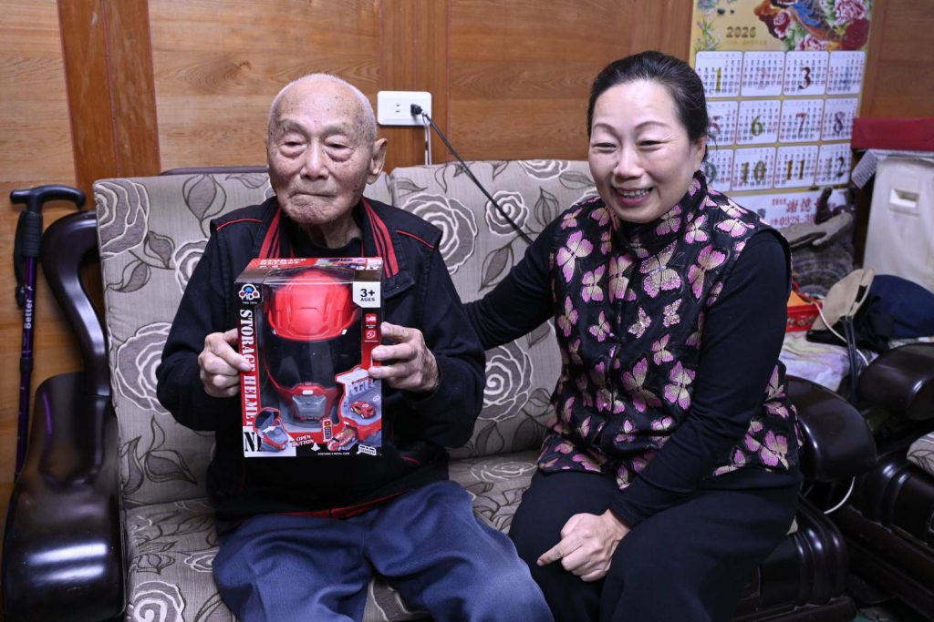 【春節將至 縣長徐榛蔚暖心探訪 關懷退休人瑞】插图1