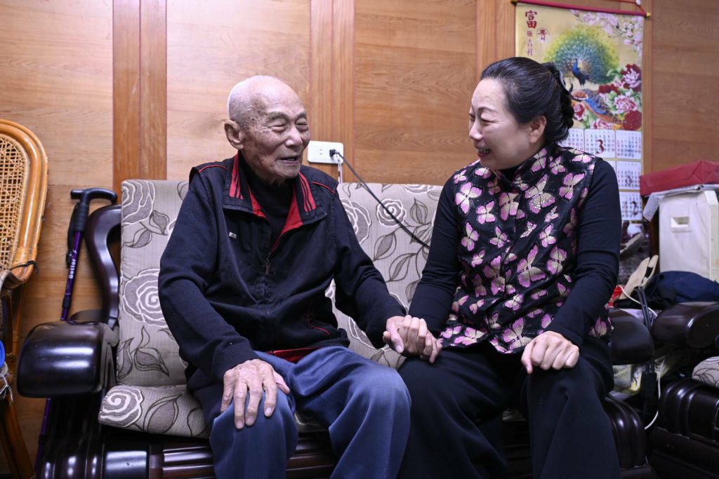 【春節將至 縣長徐榛蔚暖心探訪 關懷退休人瑞】插图