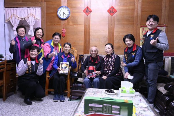 【春節將至 縣長徐榛蔚暖心探訪 關懷退休人瑞】缩略图