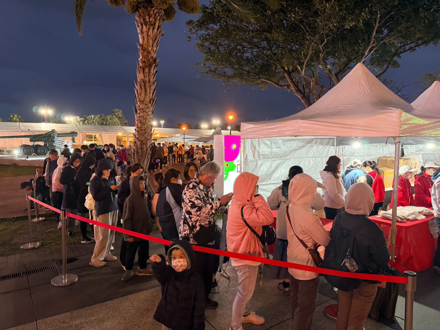 【花蓮元宵夜熱鬧滾滾 起源火舞震撼登場 陳鴻攜商圈創意上菜 10萬好禮掀高潮】缩略图