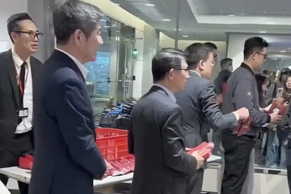 【民眾怒批政府「蹭熱度」 回國實況引發激烈反彈】缩略图