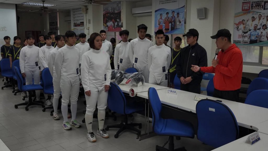 【告別「黃滋滋」古董劍服 臺東體中現代五項隊獲贈國際認證裝備 劍指國際舞台】插图