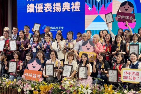 【東部一枝獨秀 客語教育先行者游淑梅勇奪中央績優教學獎】缩略图