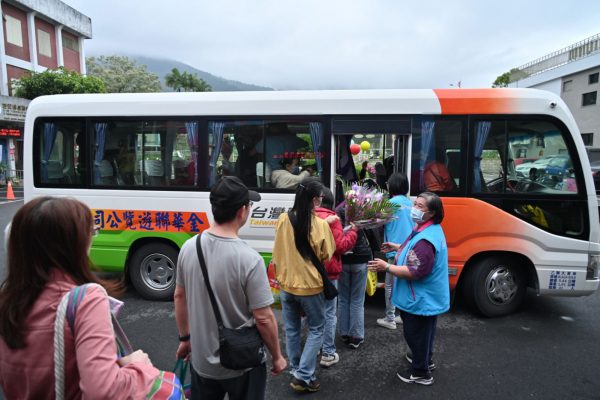 【慈雲山清明祭祖提供便捷接駁車服務 游淑貞感謝勝安宮贈心燈、巡守隊維安】缩略图