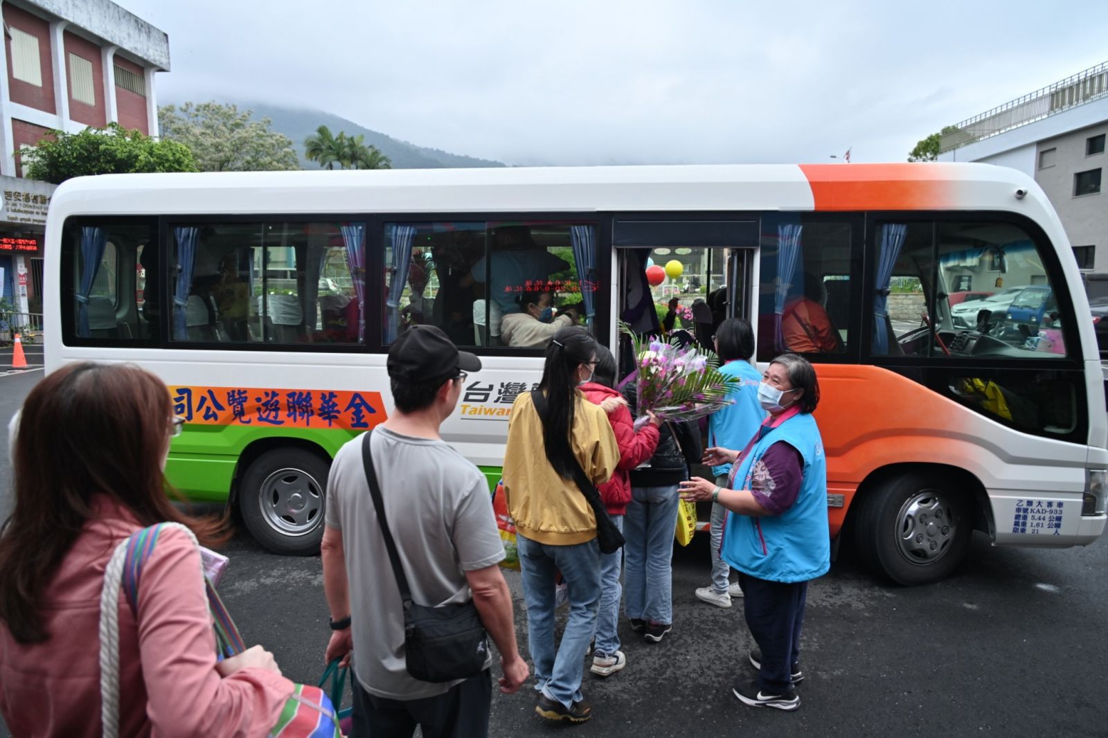 【慈雲山清明祭祖提供便捷接駁車服務 游淑貞感謝勝安宮贈心燈、巡守隊維安】缩略图
