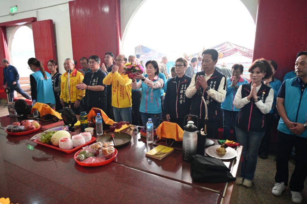 【慈雲山清明祭祖提供便捷接駁車服務 游淑貞感謝勝安宮贈心燈、巡守隊維安】插图