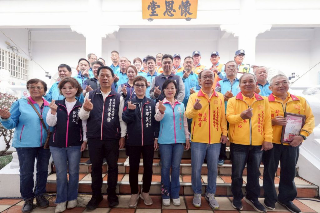 【慈雲山清明祭祖提供便捷接駁車服務 游淑貞感謝勝安宮贈心燈、巡守隊維安】插图1