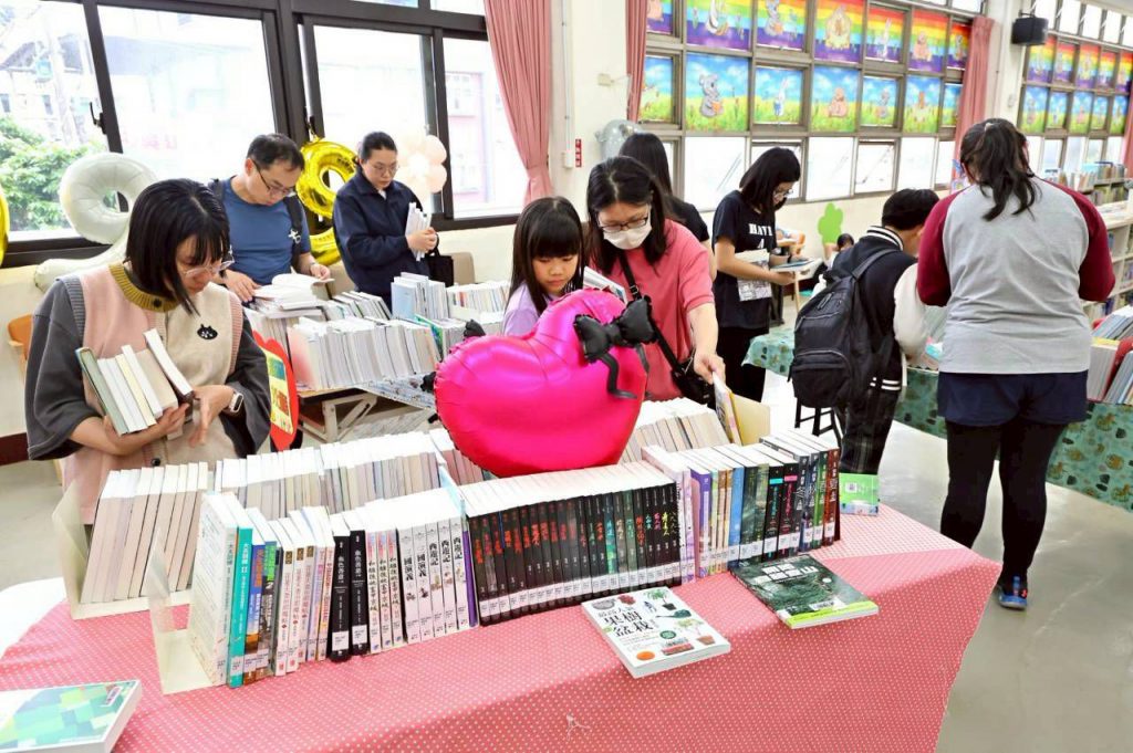 【吉安鄉圖「閱讀999」新書展示活動廣回響 游淑貞促縣鄉協力豐富圖書館藏閱讀率再提升】插图2 【吉安鄉圖「閱讀999」新書展示活動廣回響 游淑貞促縣鄉協力豐富圖書館藏閱讀率再提升】插图2