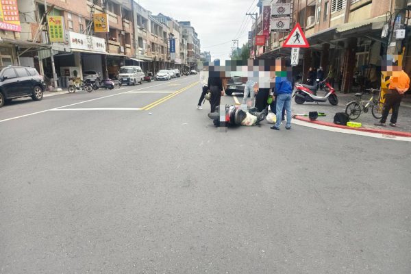 【自行車與機車路口碰撞 花警籲行經路口應減速慢行禮讓來車】缩略图