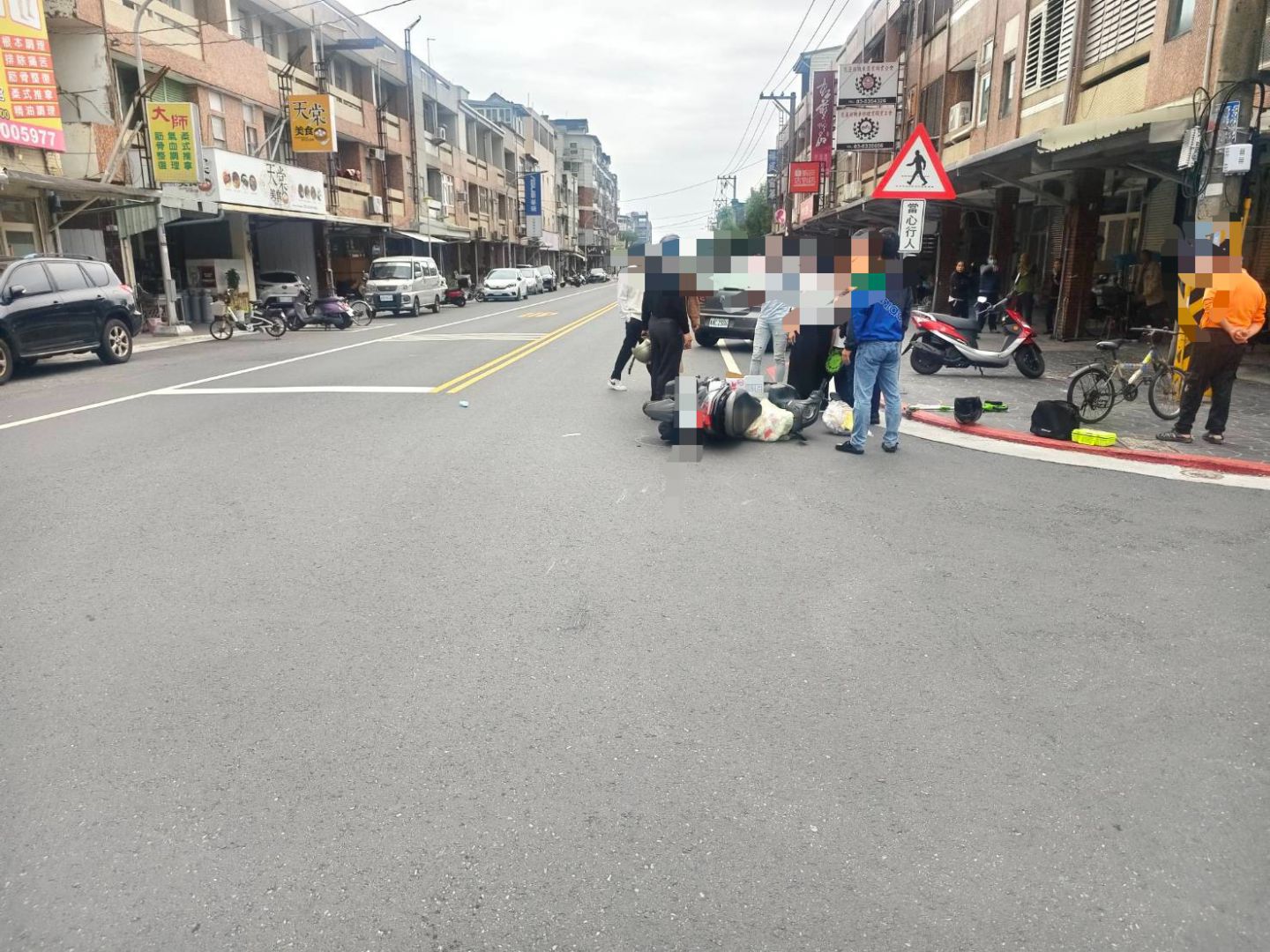 【自行車與機車路口碰撞 花警籲行經路口應減速慢行禮讓來車】缩略图