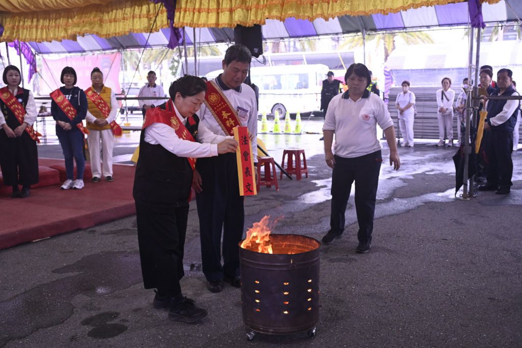 【中華玄門總會「大花蓮梁皇寶懺祈福法會」敬拜大典 縣長徐榛蔚率縣府團隊虔誠祈福 祈求護祐花蓮闔境安康】插图1