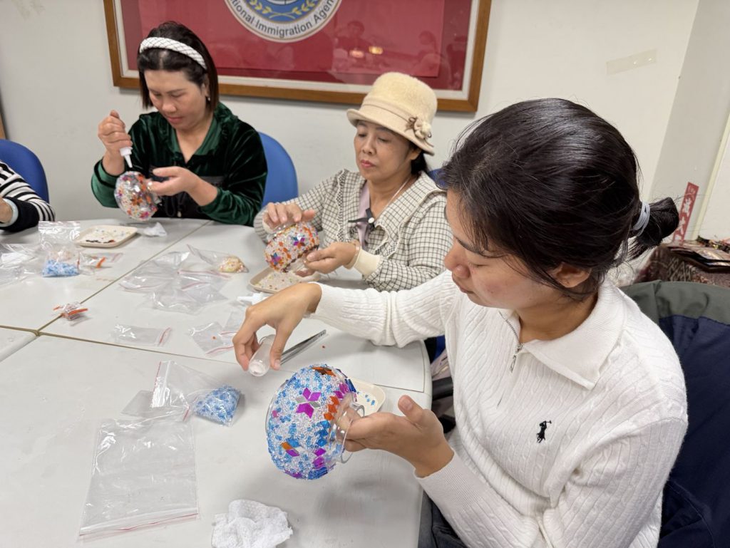 點亮自己也溫暖家人　新住民手作彩色六角星燈好療癒插图