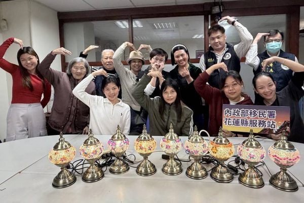 點亮自己也溫暖家人　新住民手作彩色六角星燈好療癒缩略图