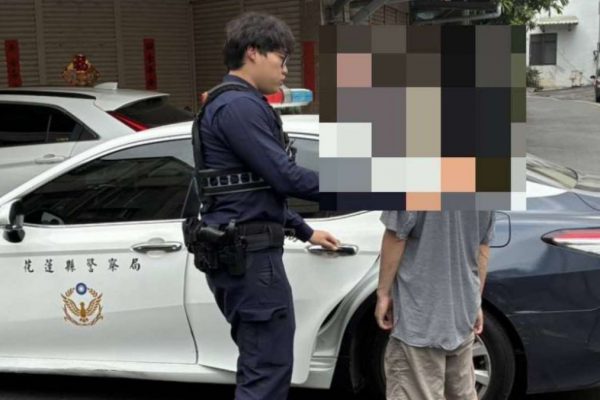 男子體力不支癱臥路中 吉安警及時護送助返家缩略图