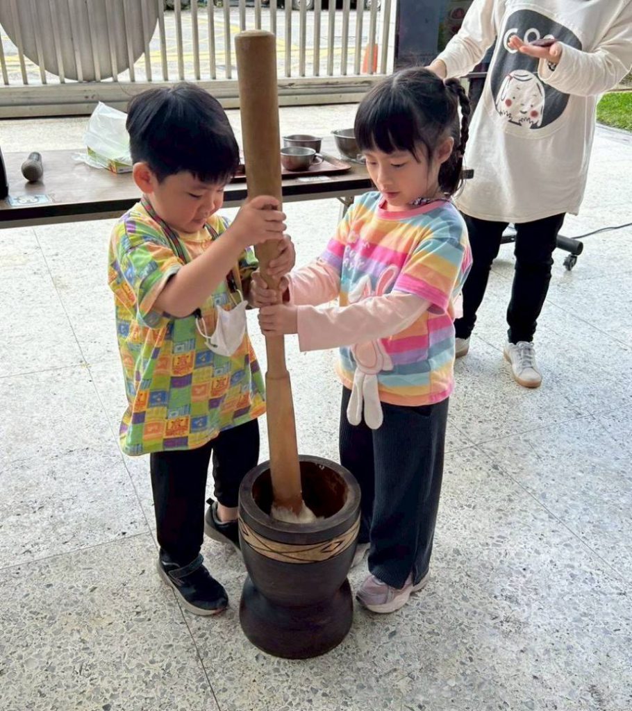 【吉安鄉幼童「搗麻糬」快樂體驗 游淑貞再創寓教於樂溫馨兒童節】插图 【吉安鄉幼童「搗麻糬」快樂體驗 游淑貞再創寓教於樂溫馨兒童節】插图