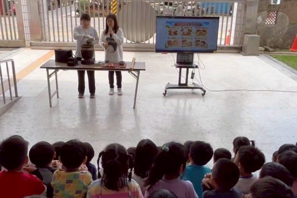 【吉安鄉幼童「搗麻糬」快樂體驗 游淑貞再創寓教於樂溫馨兒童節】缩略图