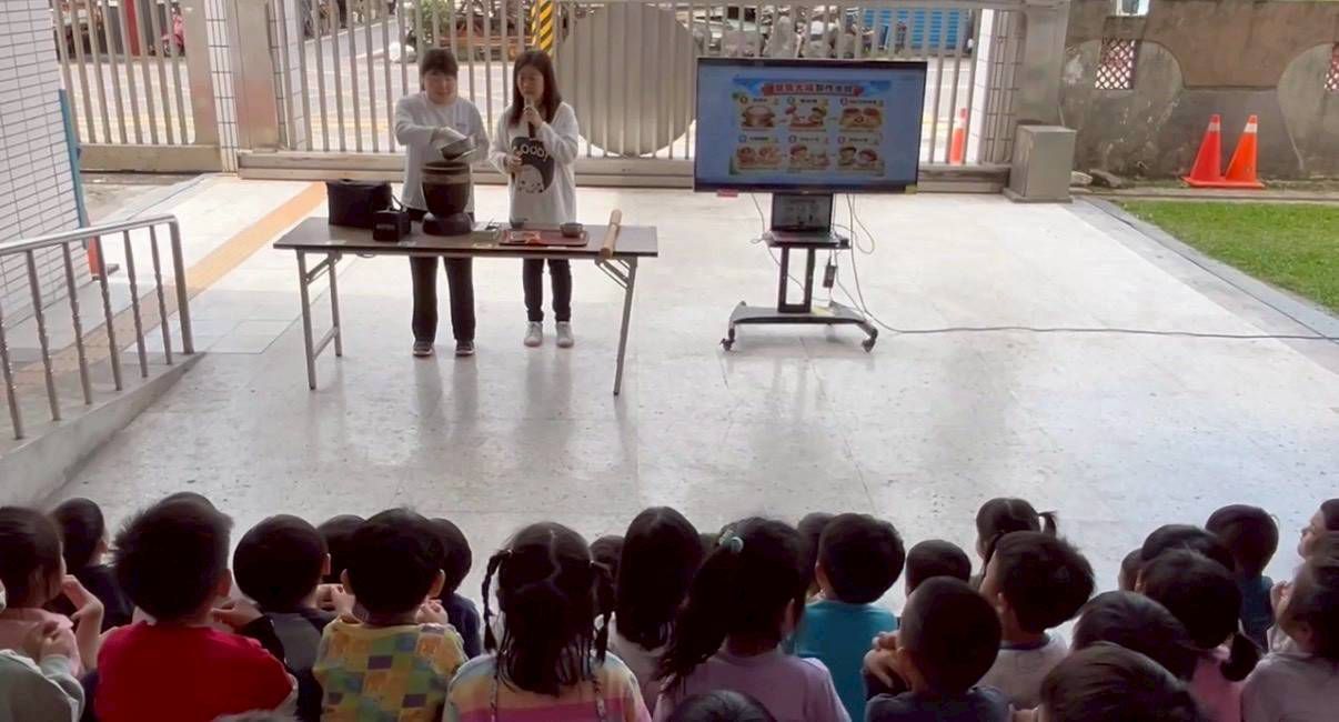【吉安鄉幼童「搗麻糬」快樂體驗 游淑貞再創寓教於樂溫馨兒童節】缩略图