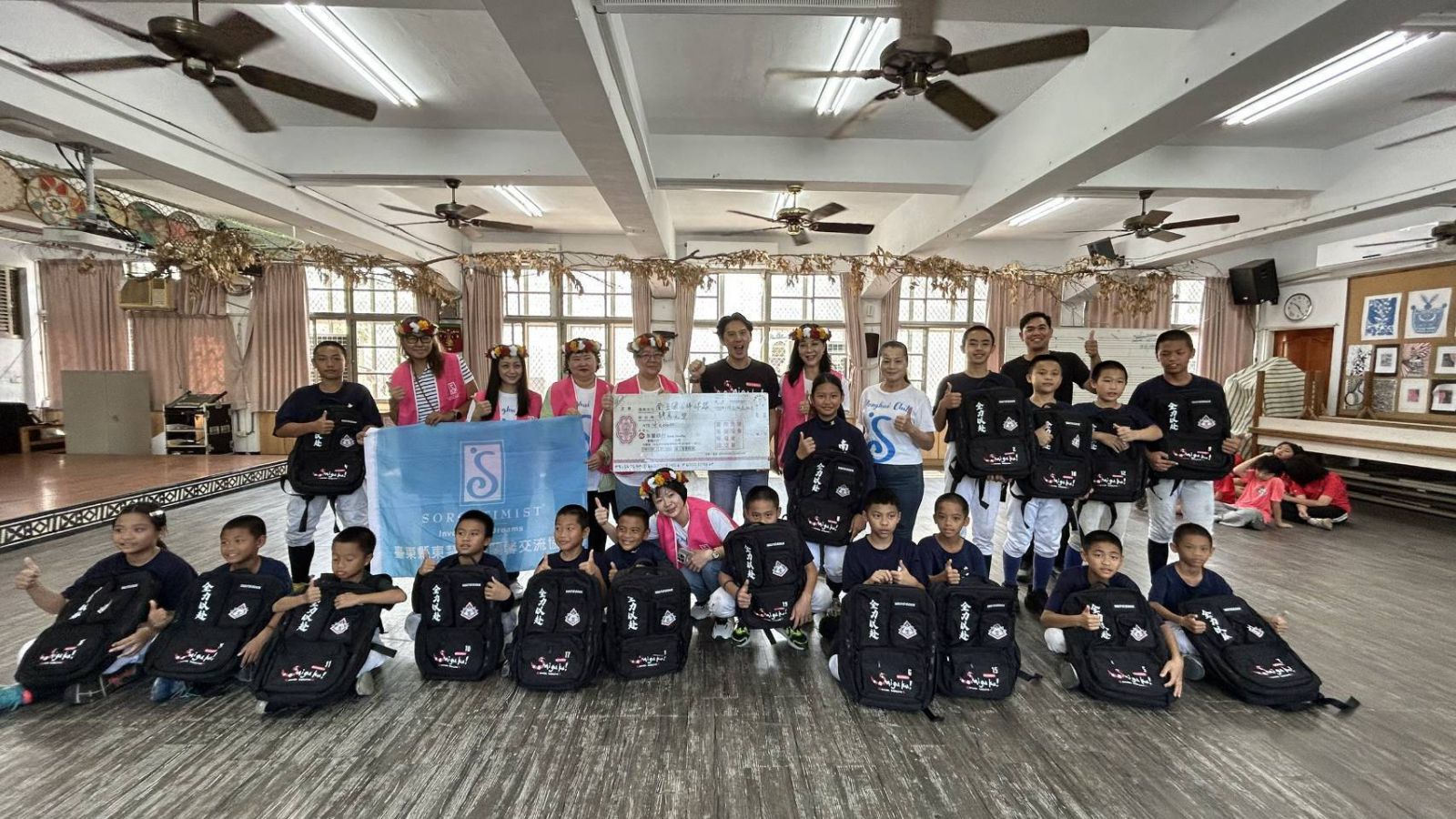 【用行動支持孩子們的棒球夢 臺東縣東慧國際蘭馨交流協會X國民黨立委黃仁夫人王春梅捐贈南王Puyuma花環實驗小學棒球隊器材經費】缩略图