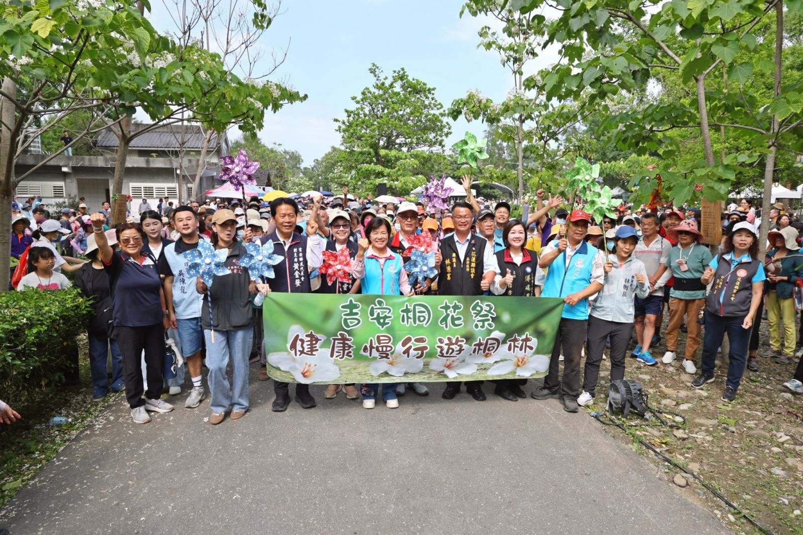 【吉安桐花祭單日吸引三千遊客「賞桐趣」 游淑貞伴全國老幼鄉親漫遊客庄風情】缩略图