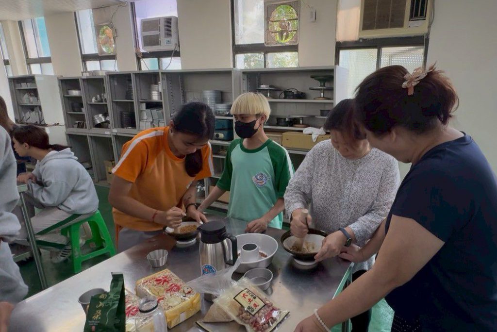 【當烘焙遇上客家》上騰工商師生接力 擂出「三生湯」裡的遷徙記憶】插图2 【當烘焙遇上客家》上騰工商師生接力 擂出「三生湯」裡的遷徙記憶】插图2