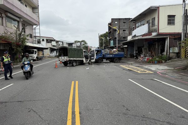 【市區尚志路2車對撞阻塞交通 花警即時疏導】缩略图