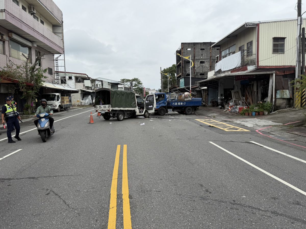 【市區尚志路2車對撞阻塞交通 花警即時疏導】缩略图