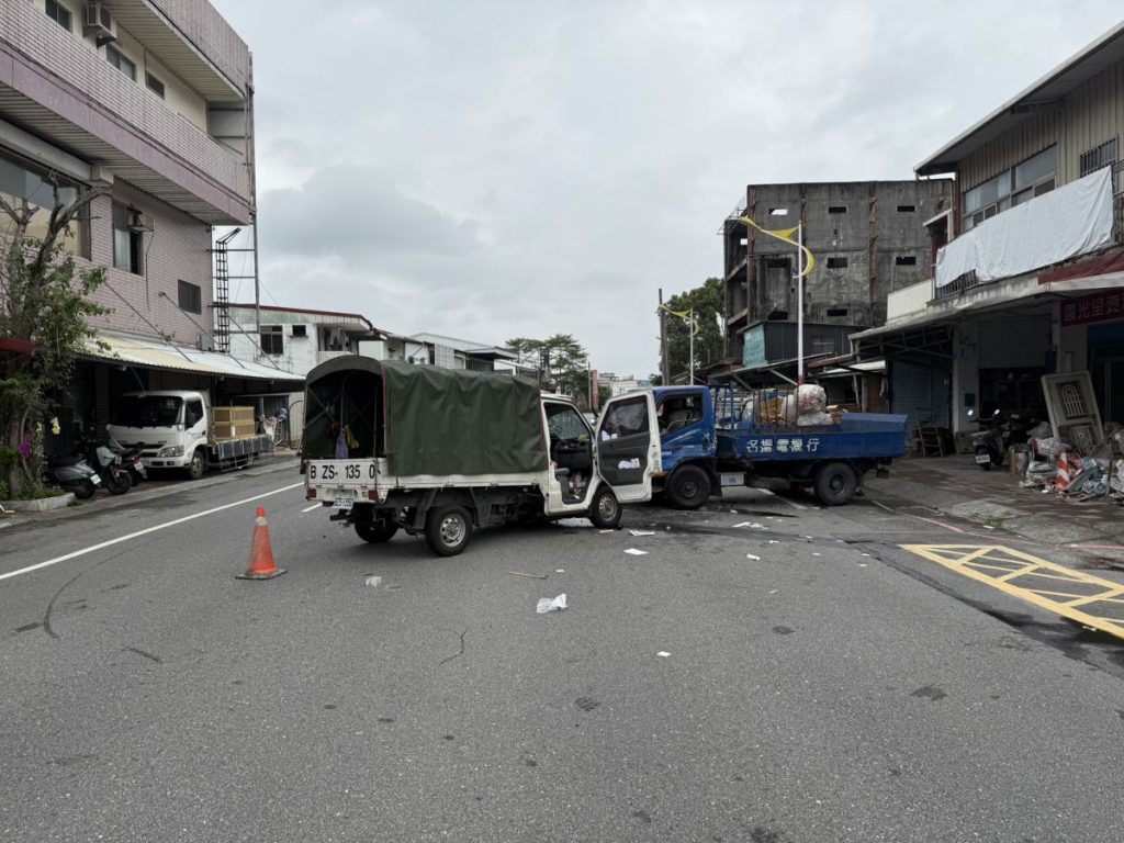 【市區尚志路2車對撞阻塞交通 花警即時疏導】插图