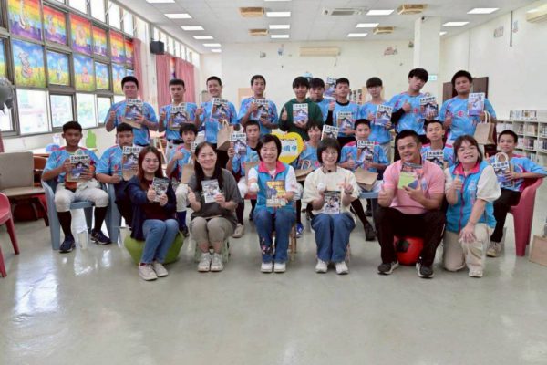 【423世界書香日 吉安慶豐閱覽室充盈棒球熱寫 游淑貞邀吉安國中棒球小將分享熱血圖書】缩略图