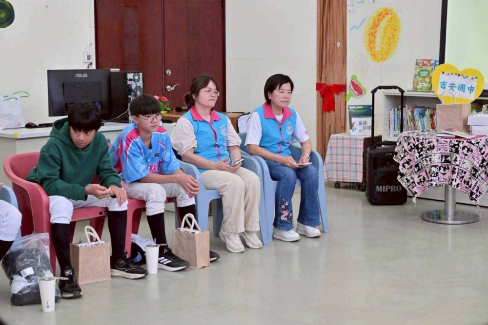 【423世界書香日 吉安慶豐閱覽室充盈棒球熱寫 游淑貞邀吉安國中棒球小將分享熱血圖書】插图1