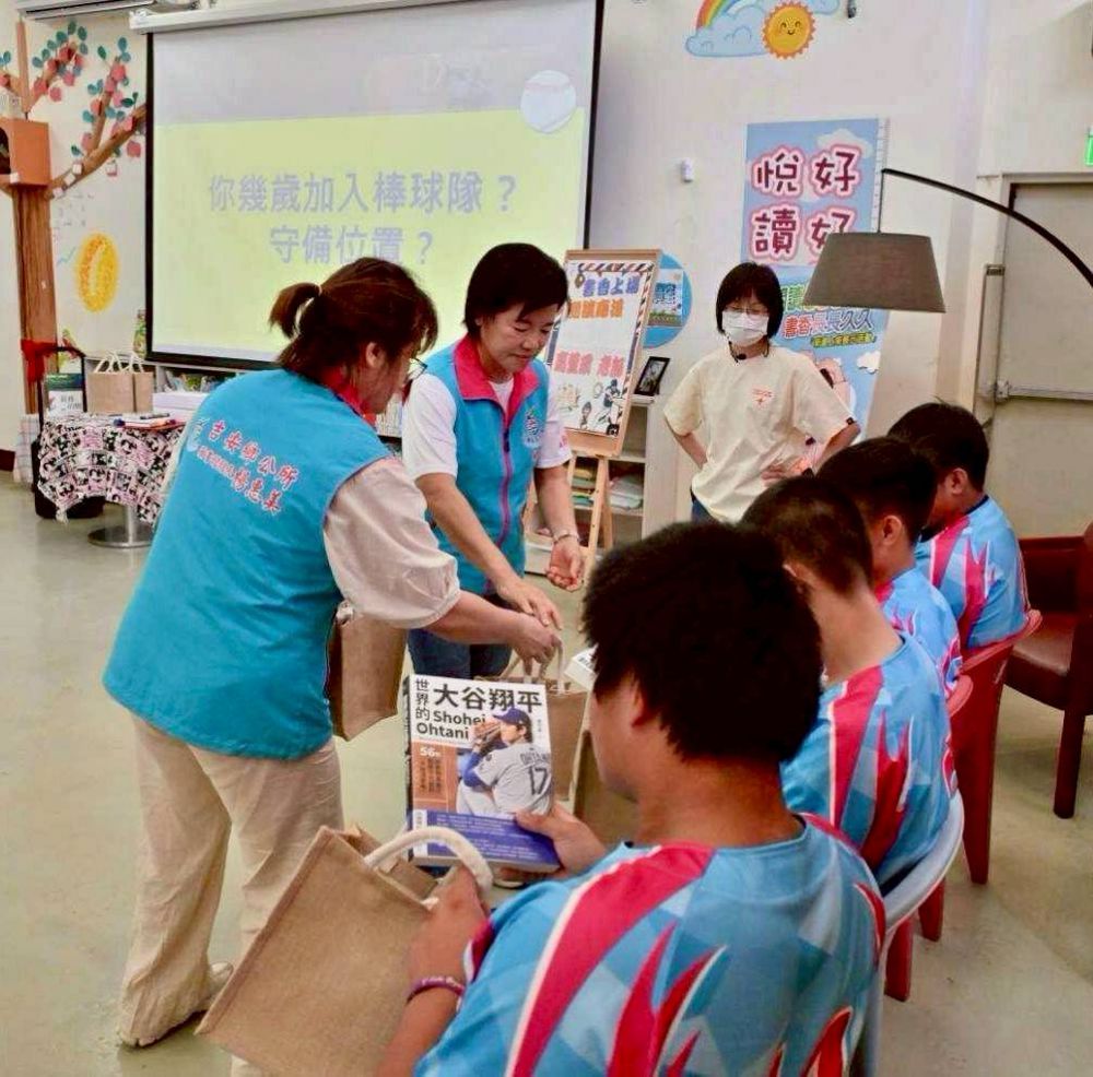 【423世界書香日 吉安慶豐閱覽室充盈棒球熱寫 游淑貞邀吉安國中棒球小將分享熱血圖書】插图