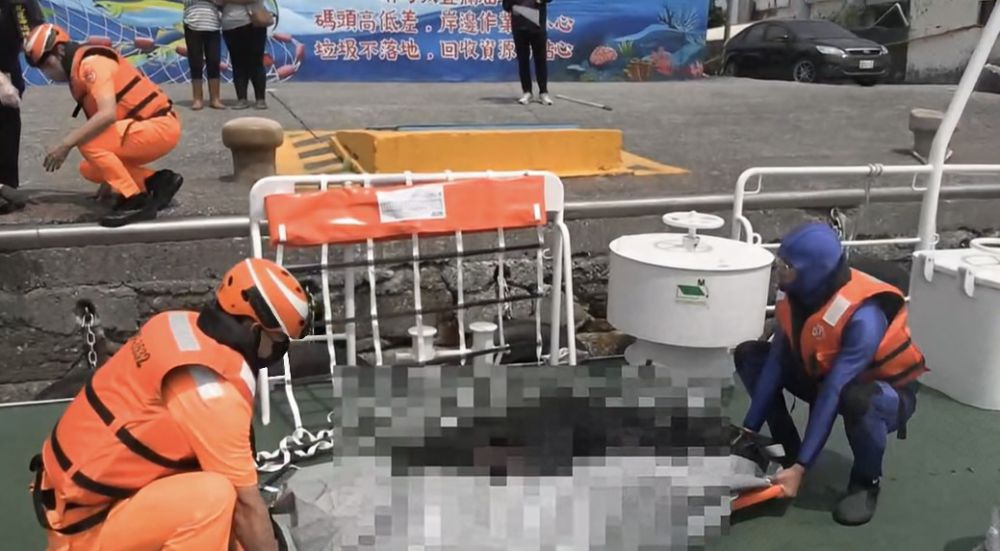 【七七高地外海發現浮屍 海巡打撈助返家】　記者賴榮偉/花蓮報導海巡署艦隊分署第六海巡隊於今(4/23)日11時40分接獲第九巡防區通報，賞鯨船「多羅滿1」於七七高地外4浬發現1具大體隨浪漂流，請求協助。插图