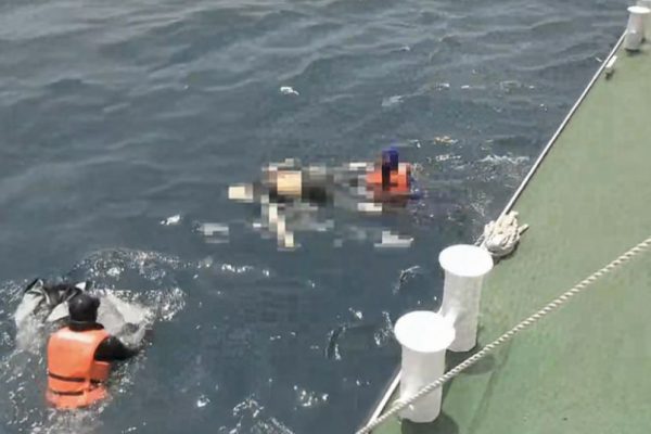 【七七高地外海發現浮屍 海巡打撈助返家】　記者賴榮偉/花蓮報導海巡署艦隊分署第六海巡隊於今(4/23)日11時40分接獲第九巡防區通報，賞鯨船「多羅滿1」於七七高地外4浬發現1具大體隨浪漂流，請求協助。缩略图