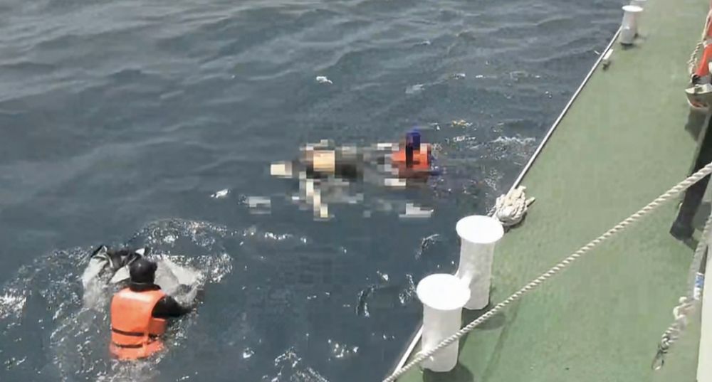 【七七高地外海發現浮屍 海巡打撈助返家】　記者賴榮偉/花蓮報導海巡署艦隊分署第六海巡隊於今(4/23)日11時40分接獲第九巡防區通報，賞鯨船「多羅滿1」於七七高地外4浬發現1具大體隨浪漂流，請求協助。缩略图