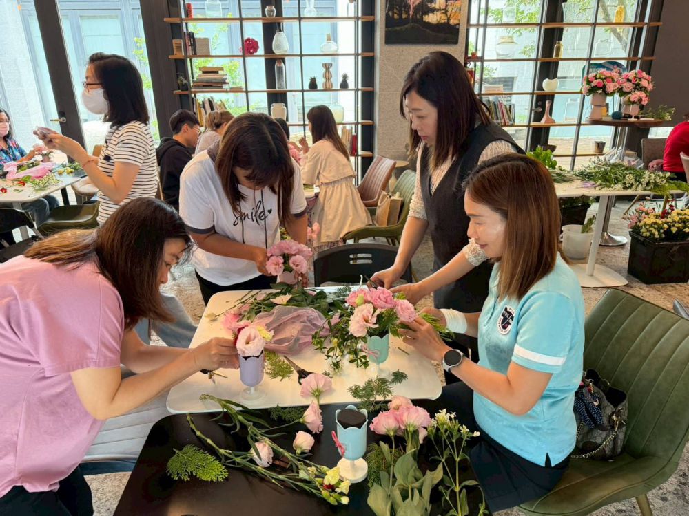 【讓愛綻放 民眾黨花蓮黨部辦花藝秀 伴母親暫別家務「只拿花不洗碗」】插图