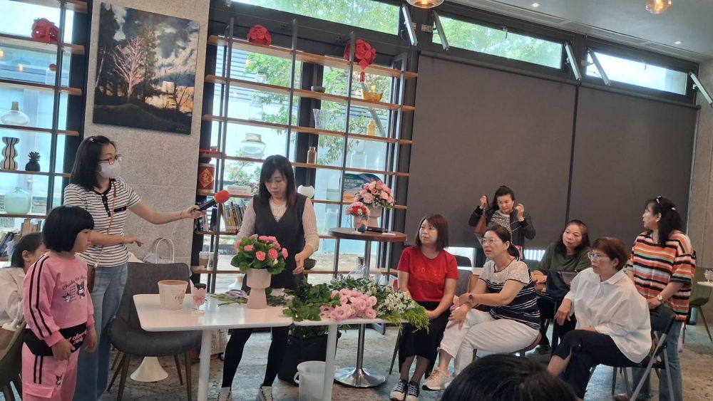 【讓愛綻放 民眾黨花蓮黨部辦花藝秀 伴母親暫別家務「只拿花不洗碗」】插图2