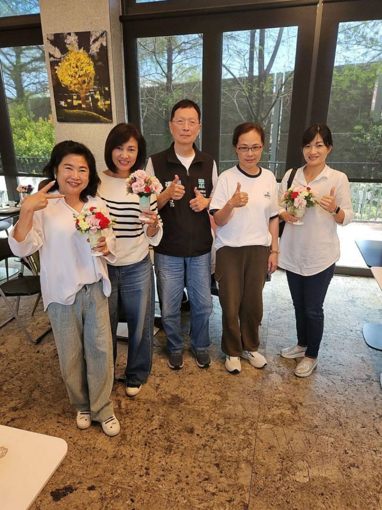 【讓愛綻放 民眾黨花蓮黨部辦花藝秀 伴母親暫別家務「只拿花不洗碗」】插图1