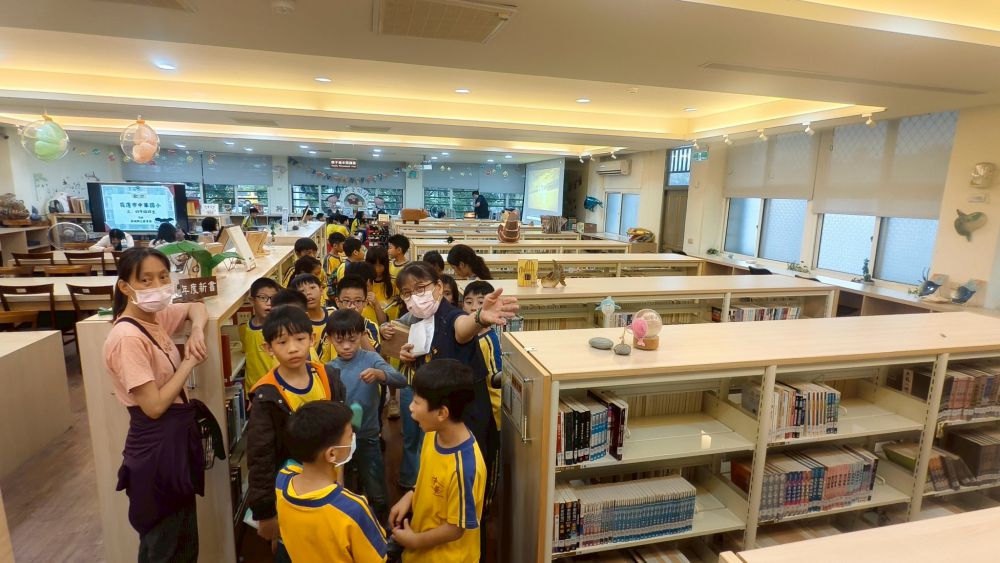 【「閱讀探索趣．書香遊新城」中華國小師生走進新城鄉圖書館 開啟知識與閱讀之旅】插图1