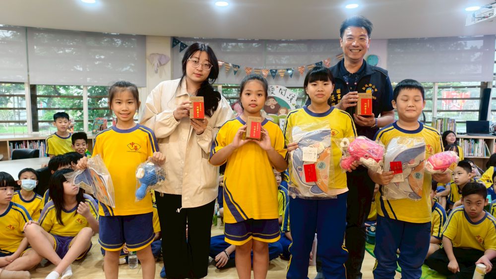 【「閱讀探索趣．書香遊新城」中華國小師生走進新城鄉圖書館 開啟知識與閱讀之旅】插图2