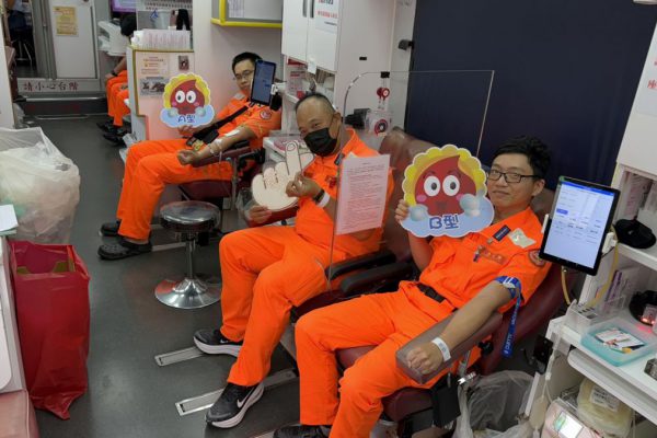 挽袖送暖傳愛不間斷 海巡熱血守護生命希望缩略图