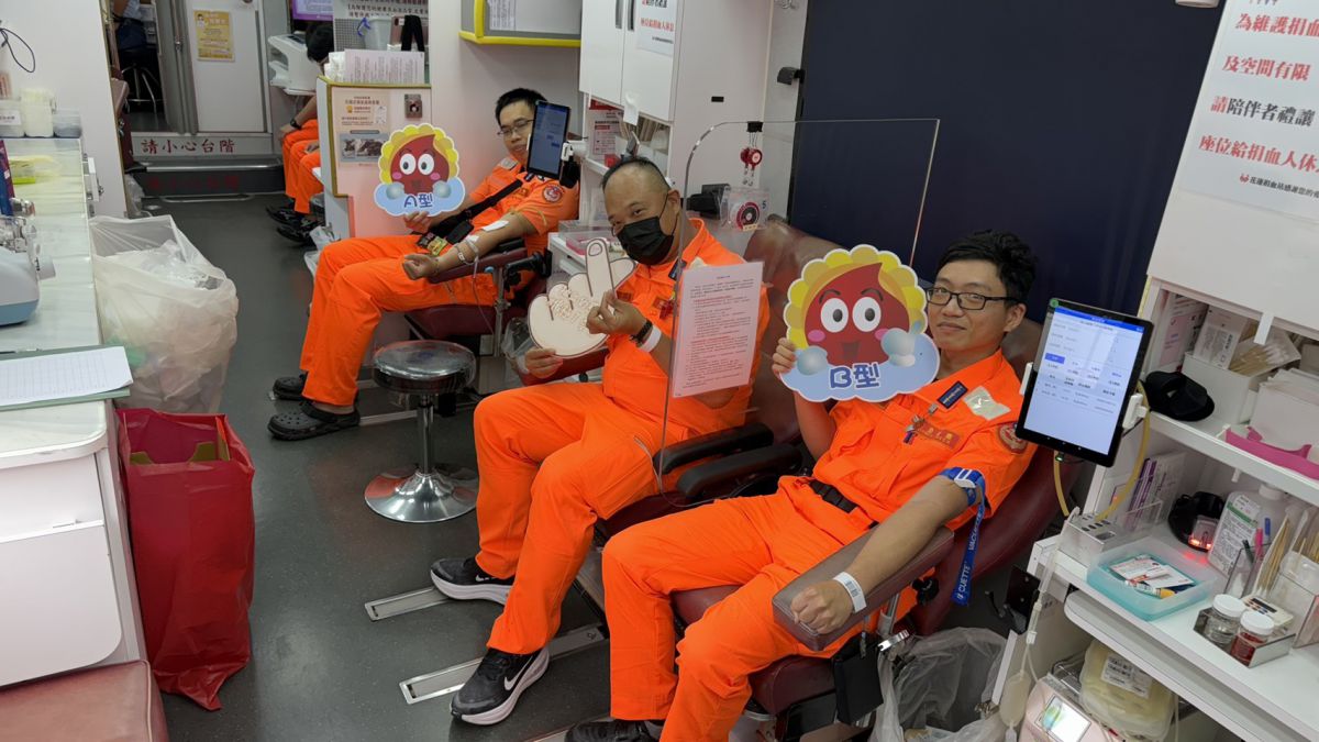 挽袖送暖傳愛不間斷 海巡熱血守護生命希望缩略图