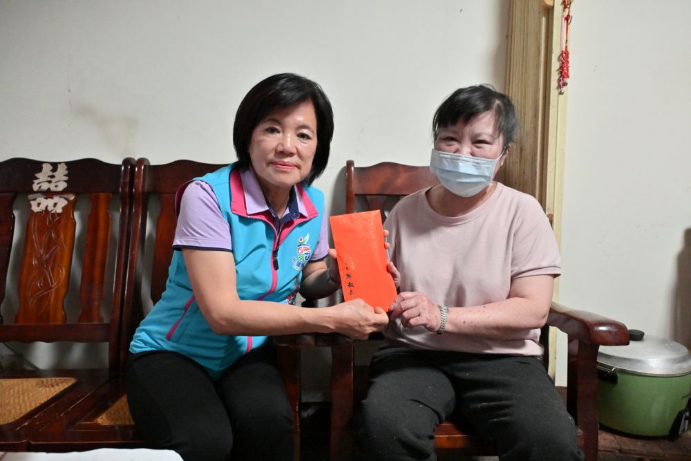 【吉安鄉弱勢婦人患動脈瘤家境陷困 游淑貞親送仁愛基金慰問送溫情】插图