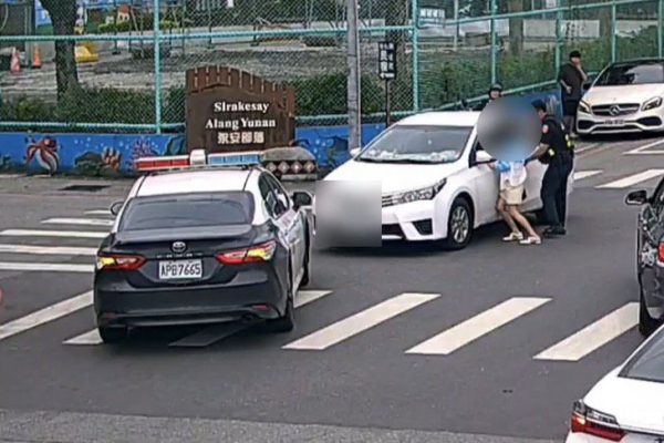 【少年與母爭執賭氣開走車 吉安警果斷破窗化解危機】缩略图