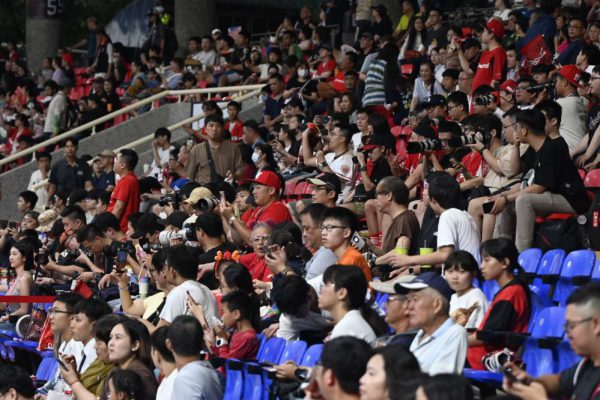 【味全龍熱戰台鋼雄鷹 上萬球迷擠爆花蓮球場 徐榛蔚與球迷同歡】　缩略图