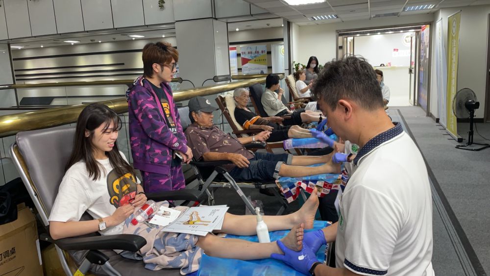 【把愛傳出去》FJM全球公益足療服務高雄場於港都電台舉辦 天主教高雄教區劉振忠總主教親臨祝福】插图