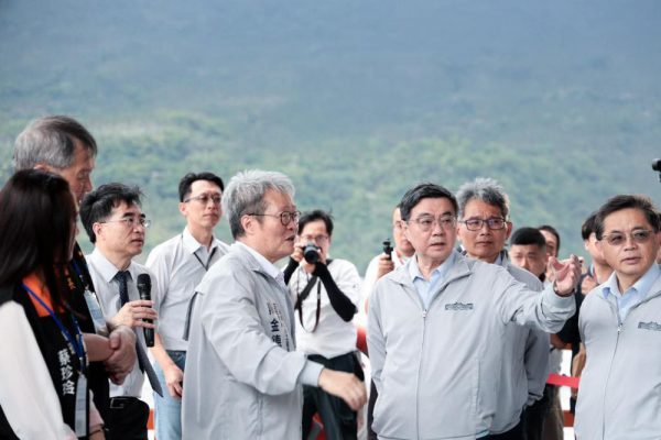 【視察馬太鞍溪堤防工程防汛整備 卓揆：中央、地方合力築起安全屏障 共同守護家園】缩略图