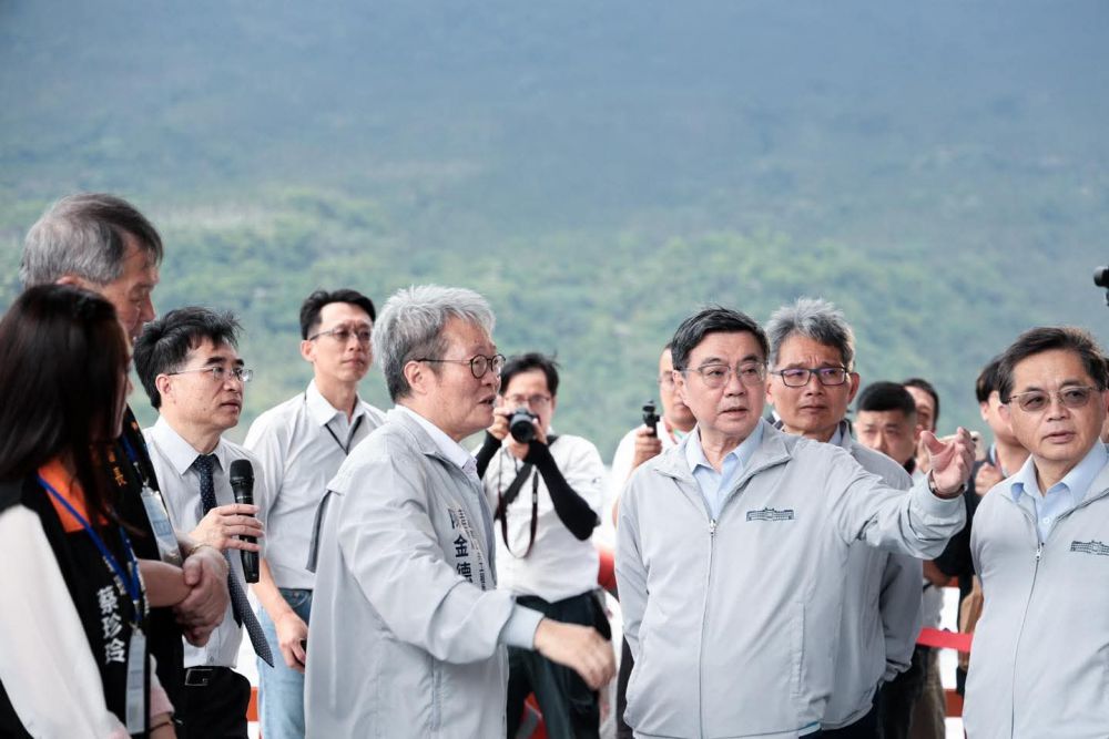 【視察馬太鞍溪堤防工程防汛整備 卓揆：中央、地方合力築起安全屏障 共同守護家園】缩略图